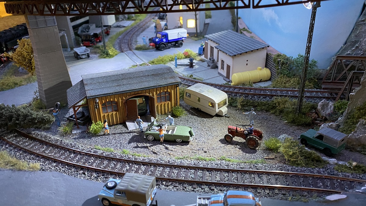 Pool model railroad