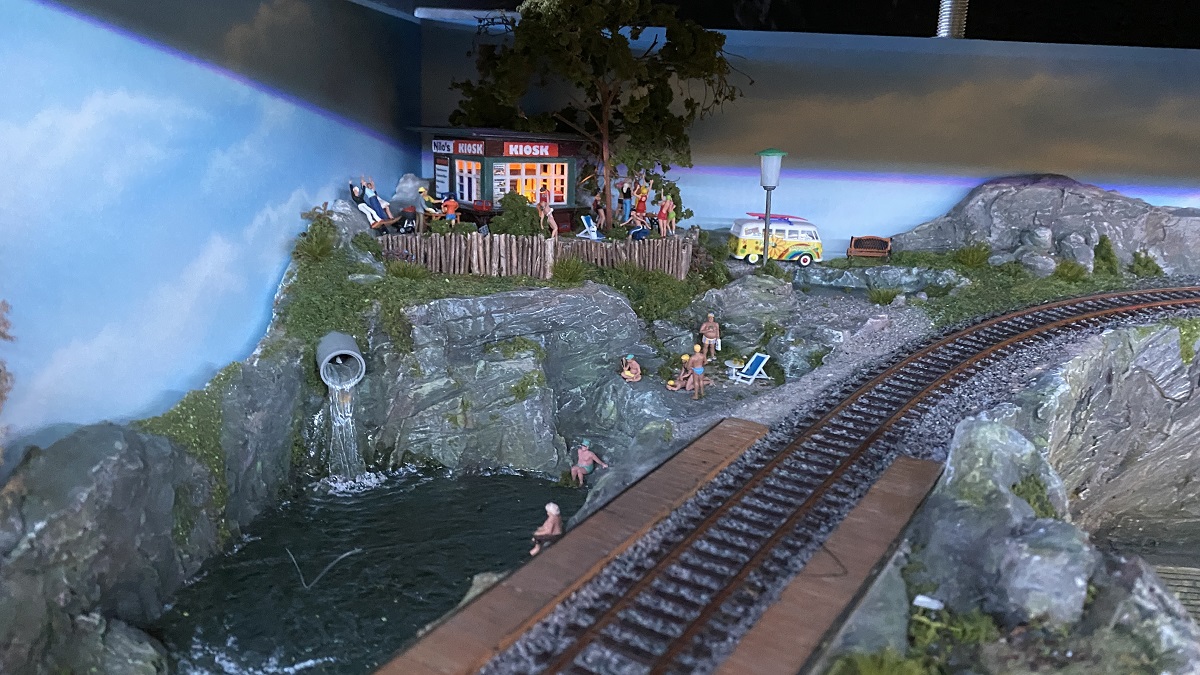 Pool model railroad